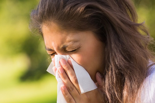 علل عطسه‌های پاییزی