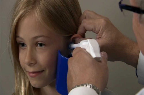 شستشوی گوش چه زمانی انجام می‌شود و آیا شستشوی گوش ضرر دارد؟