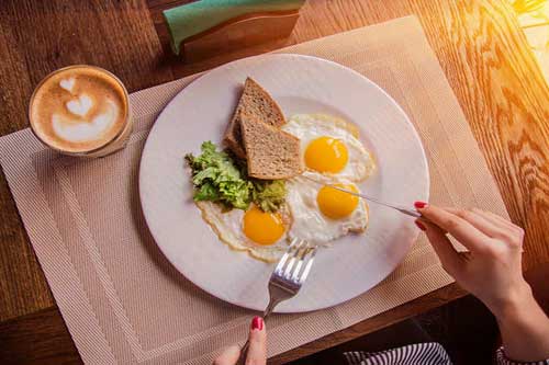 خوردن تخم مرغ در وعده صبحانه برای این افراد مفید است