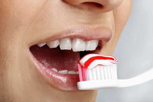 چرا بعد از مسواک زدن نباید دهان را شست؟