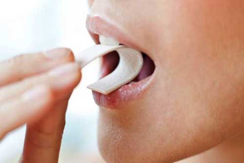 بیماری خطرناکی که با مصرف آدامس سراغتان می آید