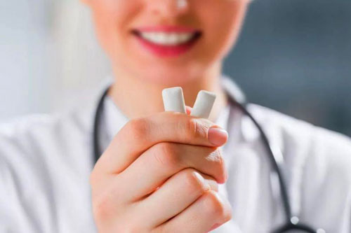 چه کسانی نباید آدامس بخورند؟